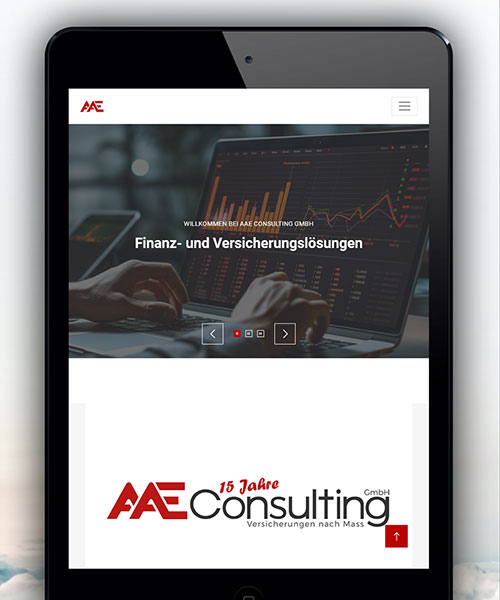 Tablet, das die Webseite der AAE Consulting GmbH anzeigt