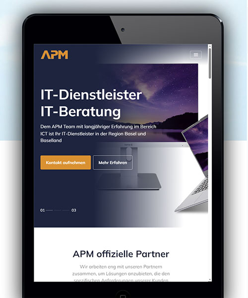 Tablet, das die Webseite der APM GmbH IT-Services anzeigt